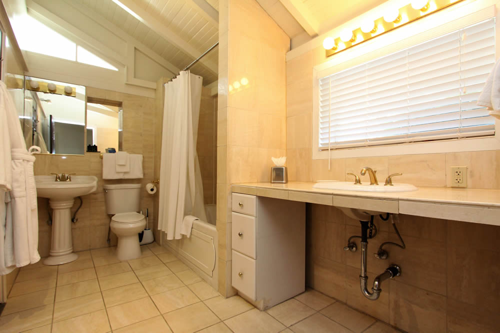 concours suite with bathroom